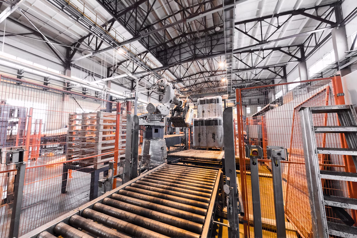 Przepływ materiału — system przenośników i skid